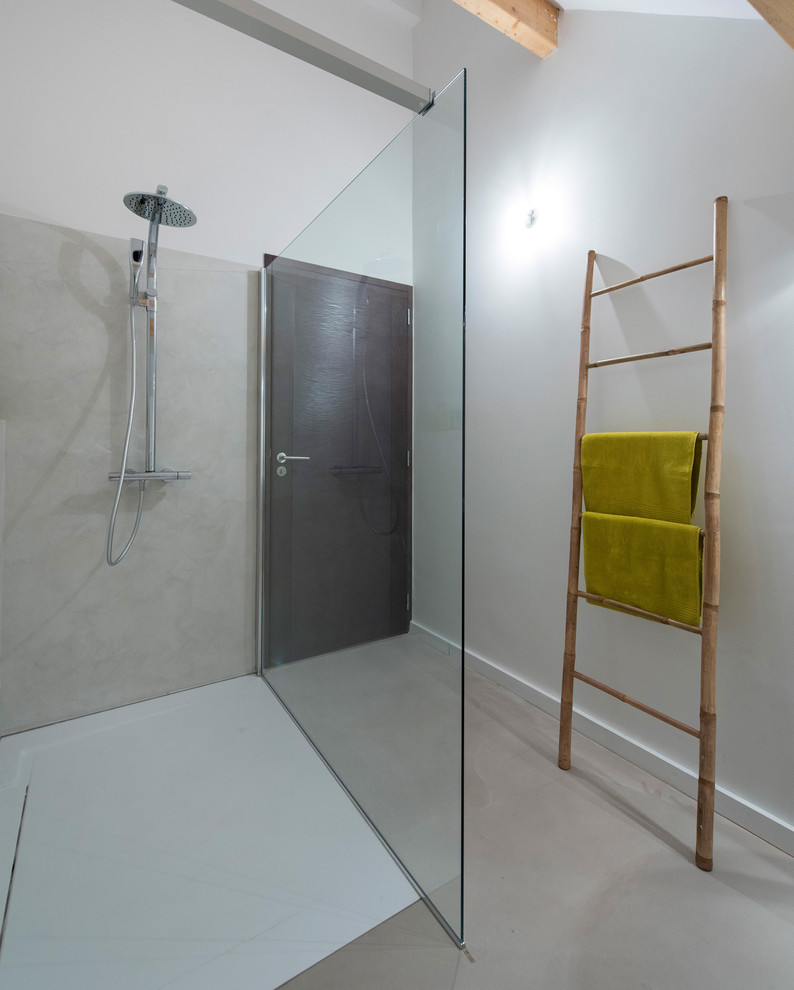 Foto di una piccola stanza da bagno con doccia minimalista con doccia a filo pavimento, pareti bianche, pavimento in cemento e pavimento beige