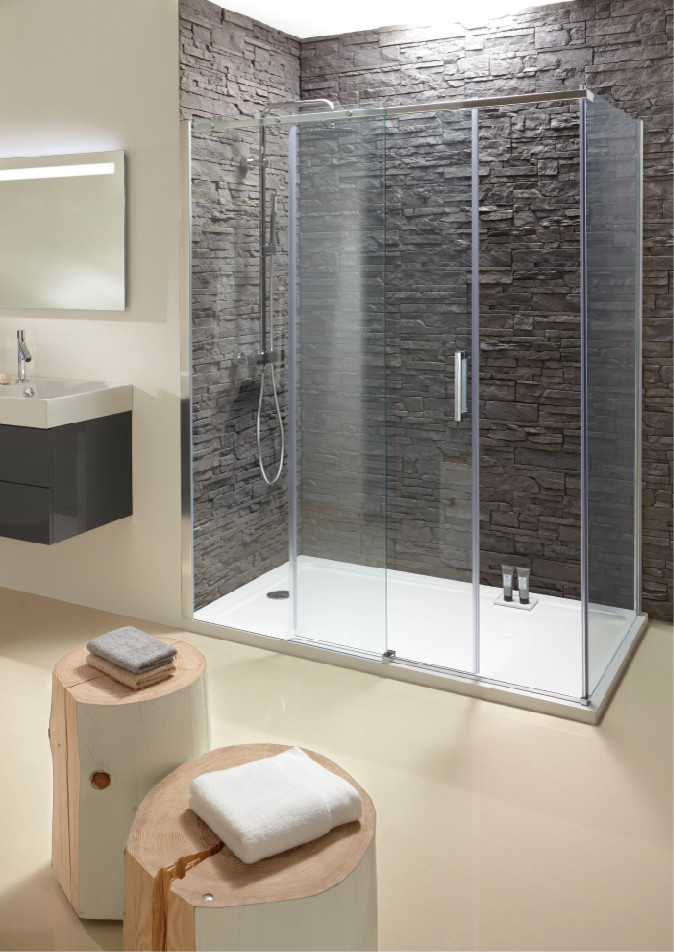 На фото: большая ванная комната в современном стиле с душевой кабиной, угловым душем, серой плиткой, каменной плиткой, белыми стенами и врезной раковиной с