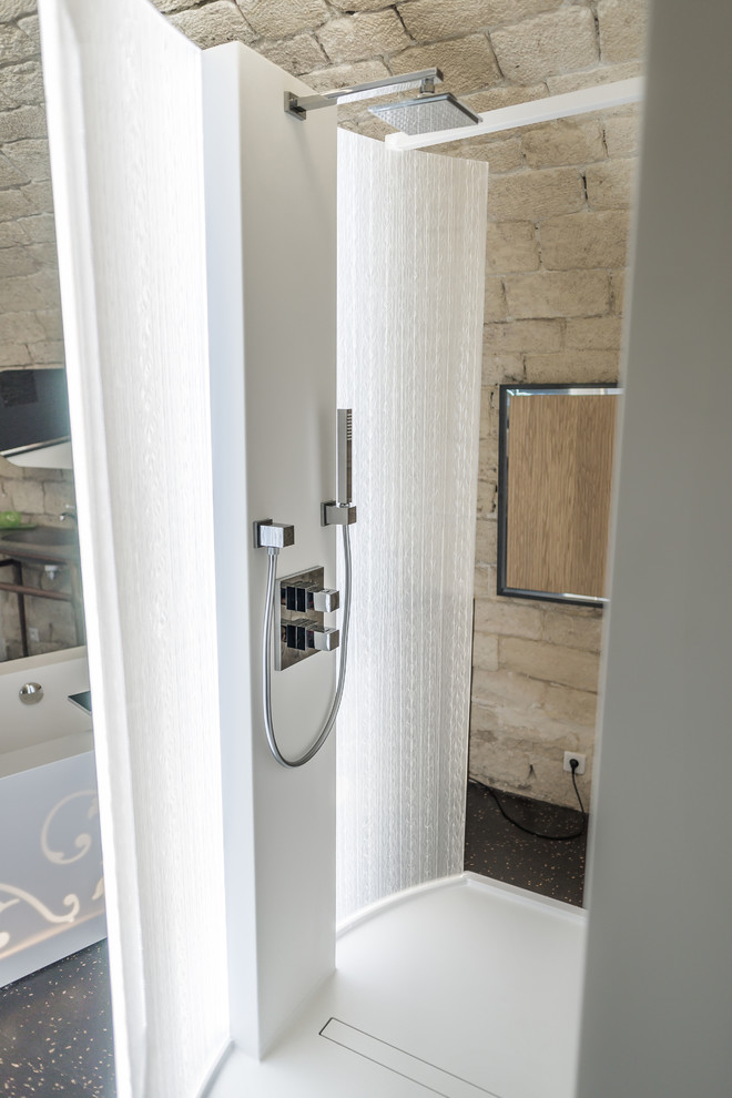 Imagen de cuarto de baño actual grande con ducha abierta, paredes blancas, suelo de corcho y aseo y ducha
