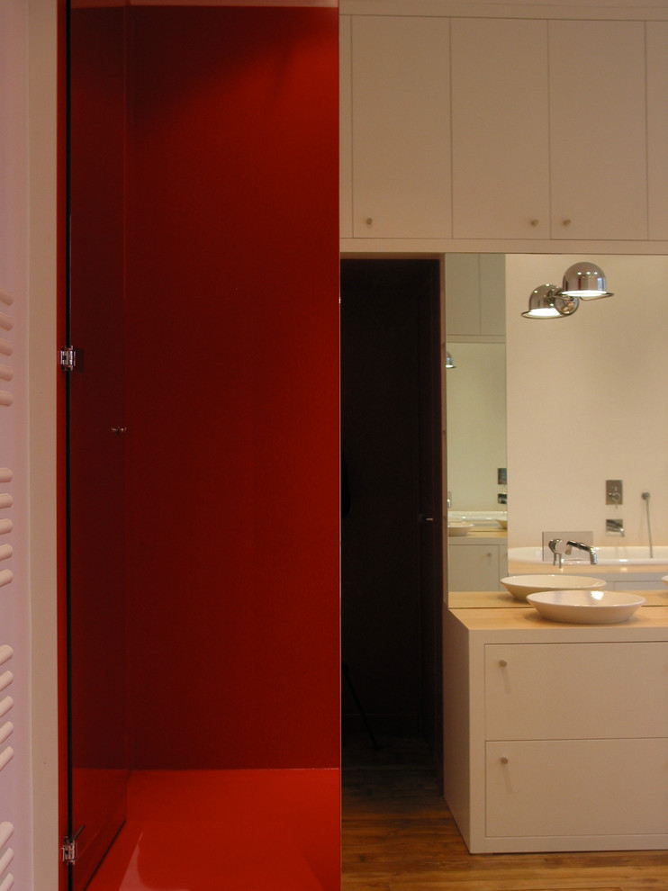 Großes Modernes Badezimmer En Suite mit Unterbauwanne, bodengleicher Dusche, roten Fliesen, Spiegelfliesen, weißer Wandfarbe, Bambusparkett, Aufsatzwaschbecken, Waschtisch aus Holz, beigem Boden und Falttür-Duschabtrennung in Rennes