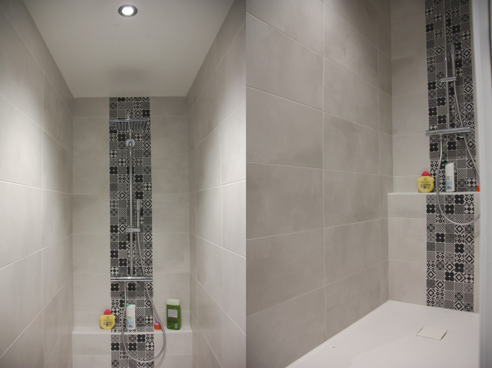 Douche king size avec bande de faïence type carreau de ciment