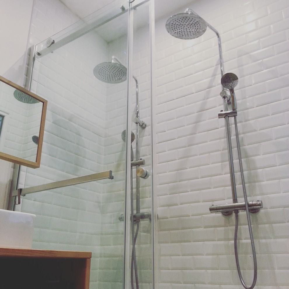 Immagine di una piccola stanza da bagno padronale scandinava con vasca sottopiano, doccia doppia, piastrelle bianche, piastrelle diamantate, pareti gialle, parquet chiaro, lavabo da incasso, top in legno, pavimento beige e porta doccia scorrevole