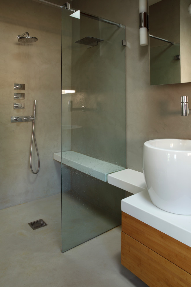 Idee per una stanza da bagno design con doccia a filo pavimento e pavimento in cemento