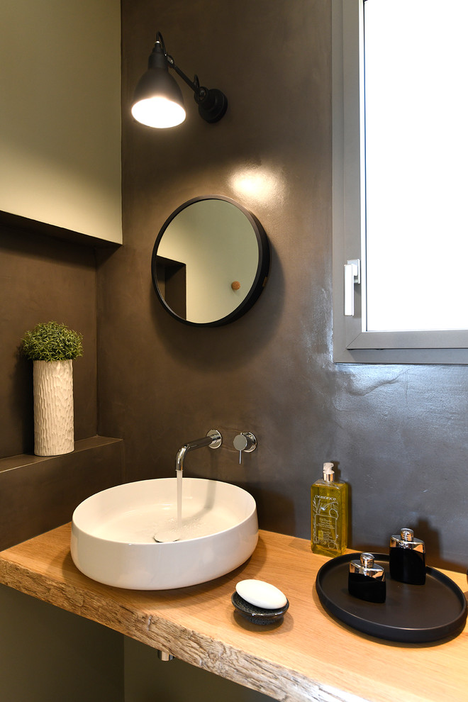 Inspiration för små medelhavsstil badrum med dusch, med en kantlös dusch, beige kakel, keramikplattor, ett nedsänkt handfat och träbänkskiva