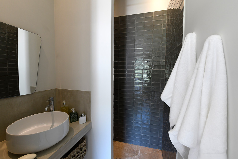 Idée de décoration pour une petite salle de bain méditerranéenne avec une douche à l'italienne, un carrelage gris, mosaïque, un mur blanc, un sol en carrelage de céramique, un lavabo posé, un plan de toilette en béton, un sol beige et un plan de toilette gris.