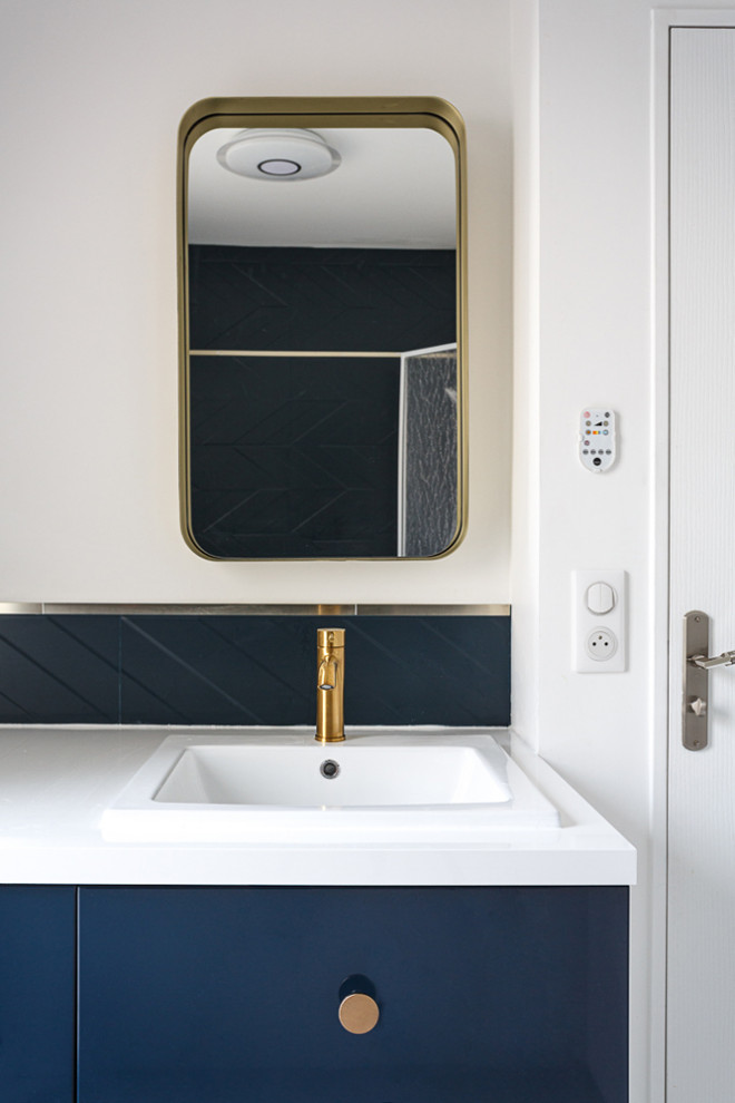 Idées déco pour une grande salle de bain principale moderne avec un placard à porte plane, des portes de placard bleues, WC suspendus, un carrelage blanc, des carreaux de céramique, un mur bleu, un sol en carrelage de céramique, un lavabo encastré, un plan de toilette en surface solide, un sol bleu, une cabine de douche à porte battante, un plan de toilette blanc, meuble simple vasque et meuble-lavabo suspendu.