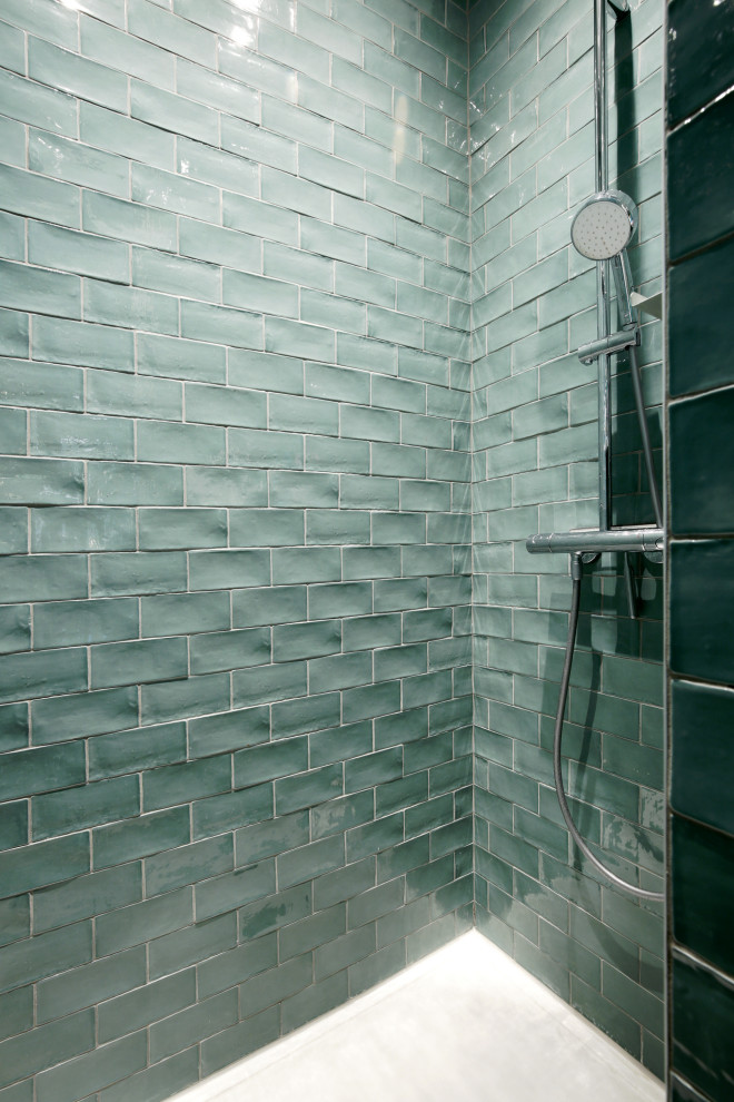 Immagine di una piccola stanza da bagno padronale con ante turchesi, lavabo da incasso, top piastrellato, pavimento grigio e top bianco
