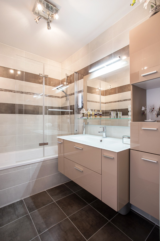 Inspiration för mellanstora moderna en-suite badrum, med släta luckor, beige skåp, ett badkar i en alkov, en dusch/badkar-kombination, beige kakel, vit kakel, brun kakel, bruna väggar och ett integrerad handfat