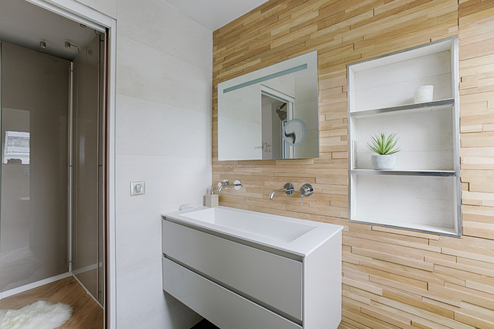 Idee per una stanza da bagno minimalista di medie dimensioni con ante lisce, ante bianche, piastrelle bianche, pareti bianche, lavabo rettangolare e top bianco