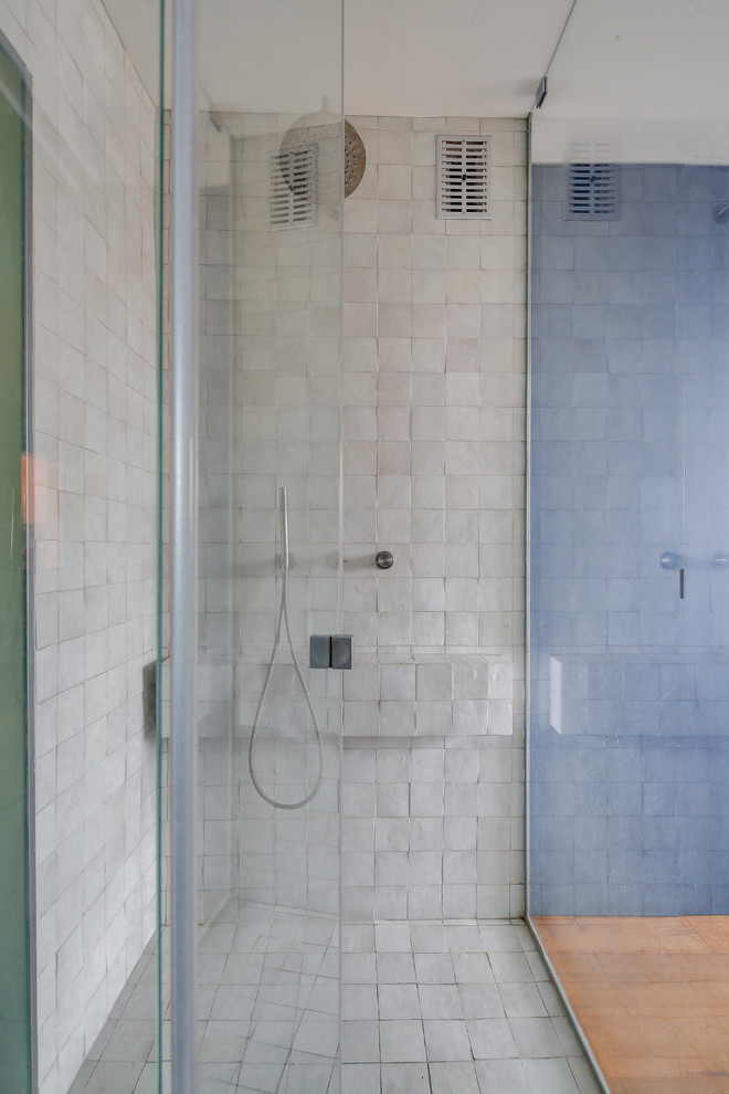 Aménagement d'une grande salle d'eau contemporaine avec une douche à l'italienne, un carrelage gris, un mur gris, un sol gris, une cabine de douche à porte battante, WC séparés, des carreaux de céramique et un sol en carrelage de céramique.