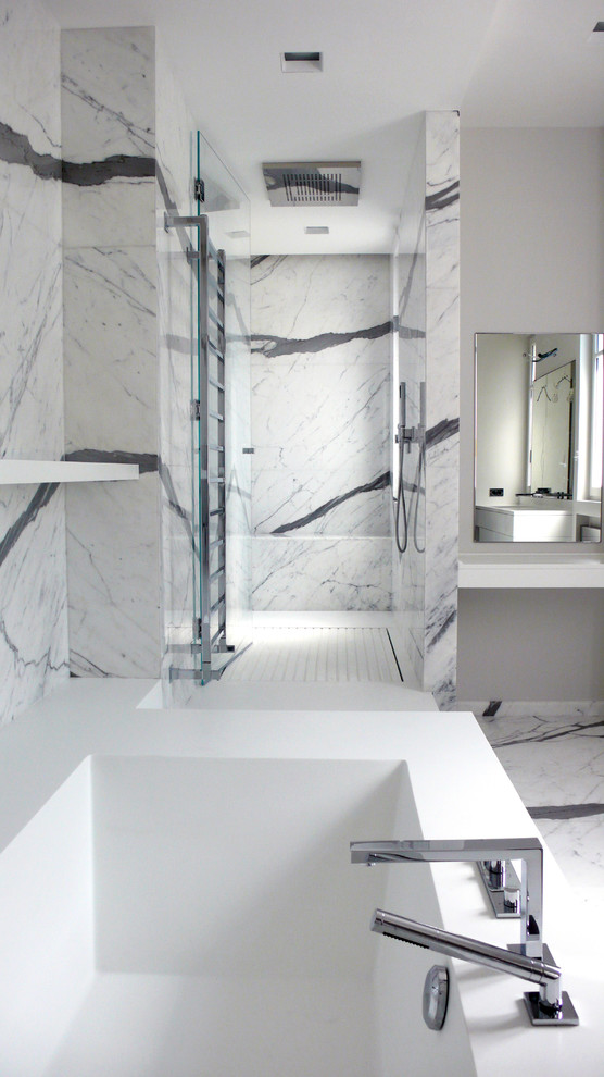 パリにある高級な中くらいなコンテンポラリースタイルのおしゃれなマスターバスルーム (和式浴槽、アルコーブ型シャワー、モノトーンのタイル、白い壁、一体型シンク) の写真