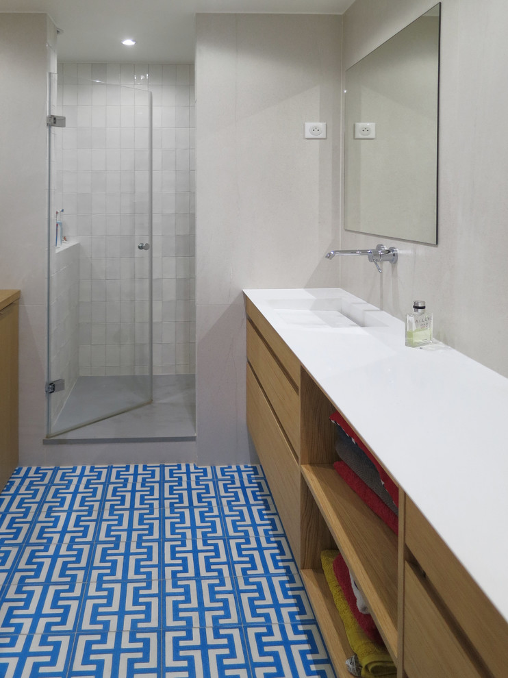 Inspiration för ett mellanstort funkis en-suite badrum, med släta luckor och cementgolv