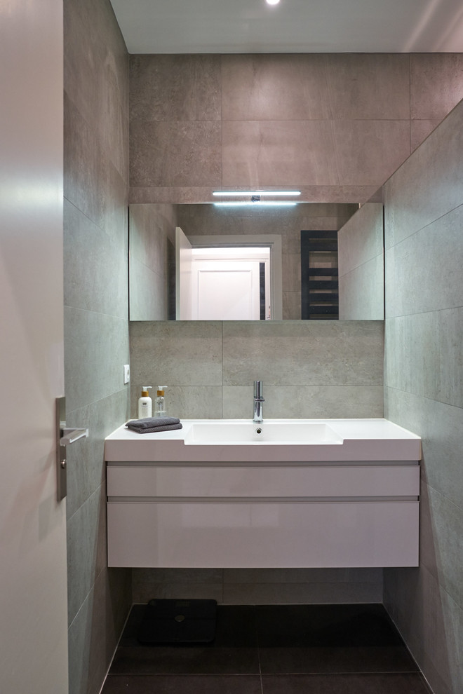 Idée de décoration pour une petite salle d'eau design avec une douche à l'italienne, un carrelage gris, WC suspendus, des carreaux de céramique, un mur blanc et sol en béton ciré.