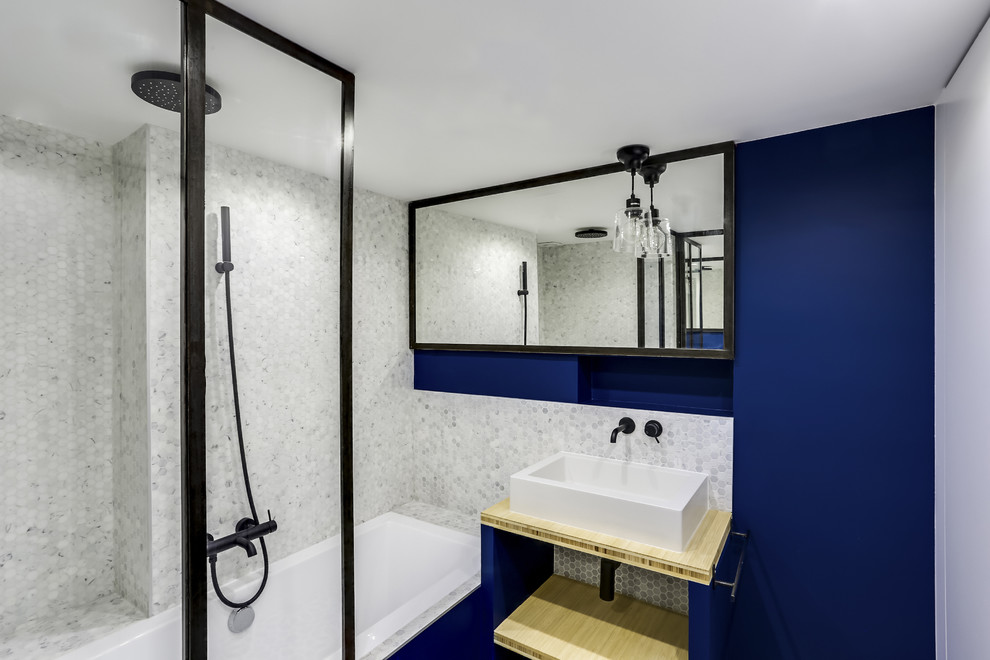 Diseño de cuarto de baño principal contemporáneo pequeño con armarios con rebordes decorativos, puertas de armario blancas, bañera encastrada sin remate, combinación de ducha y bañera, baldosas y/o azulejos grises, baldosas y/o azulejos de mármol y encimera de madera
