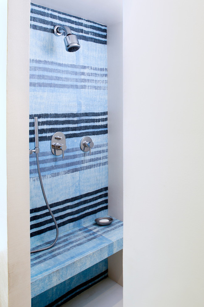 Exempel på ett modernt badrum med dusch, med blå väggar