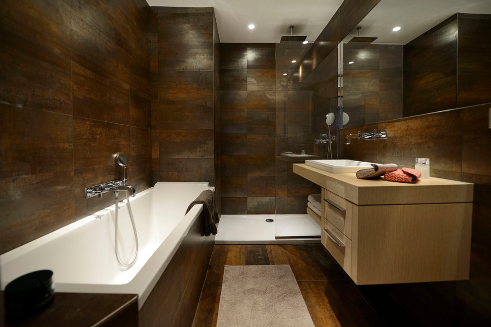 Foto di una stretta e lunga stanza da bagno padronale minimal