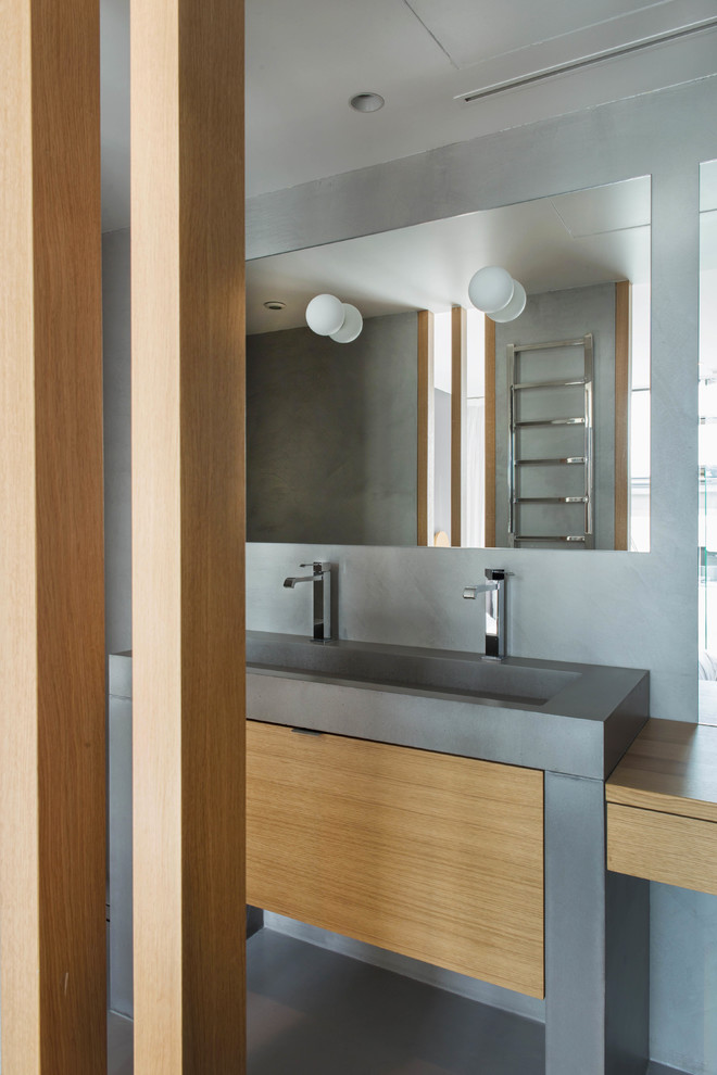 Réalisation d'une salle de bain principale design en bois brun avec un mur gris, une grande vasque, un sol gris, meuble simple vasque, une douche ouverte et sol en béton ciré.
