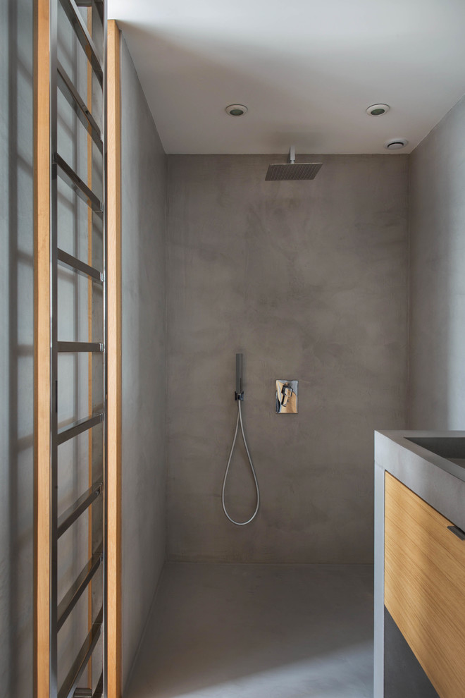 Exemple d'une salle de bain principale tendance en bois brun avec une douche ouverte, sol en béton ciré, une grande vasque, un sol gris et meuble simple vasque.
