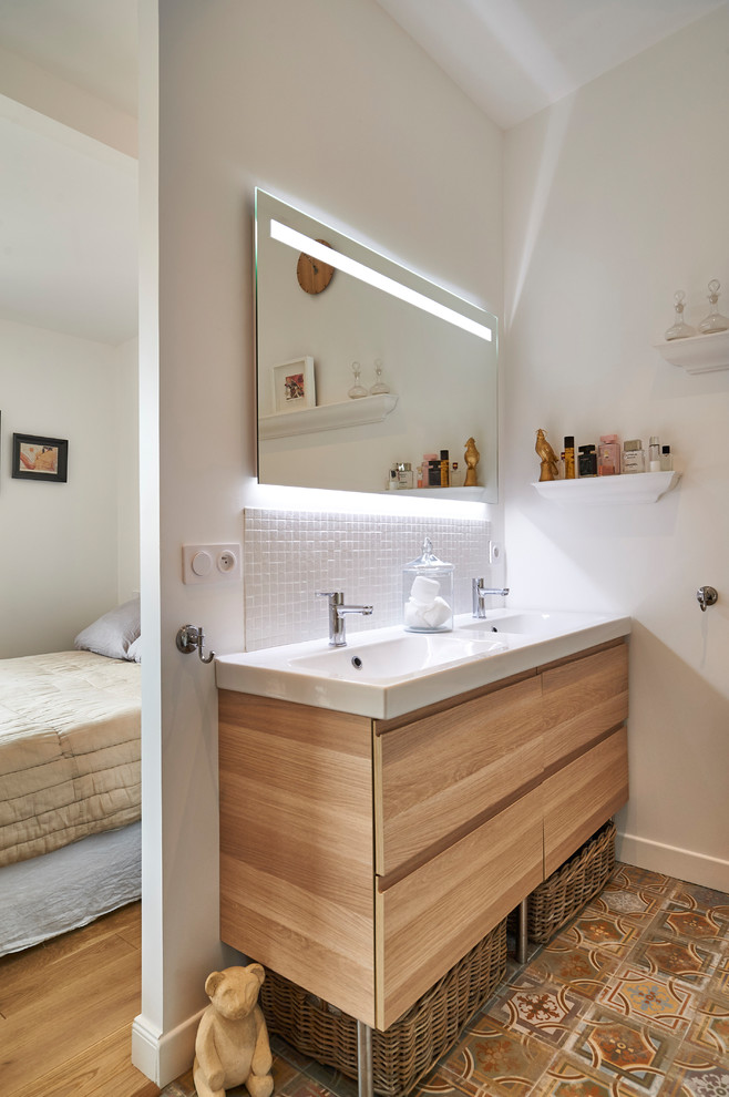 Идея дизайна: главная ванная комната среднего размера в современном стиле с плоскими фасадами, фасадами цвета дерева среднего тона, белой плиткой, плиткой мозаикой, белыми стенами, полом из цементной плитки, консольной раковиной и коричневым полом