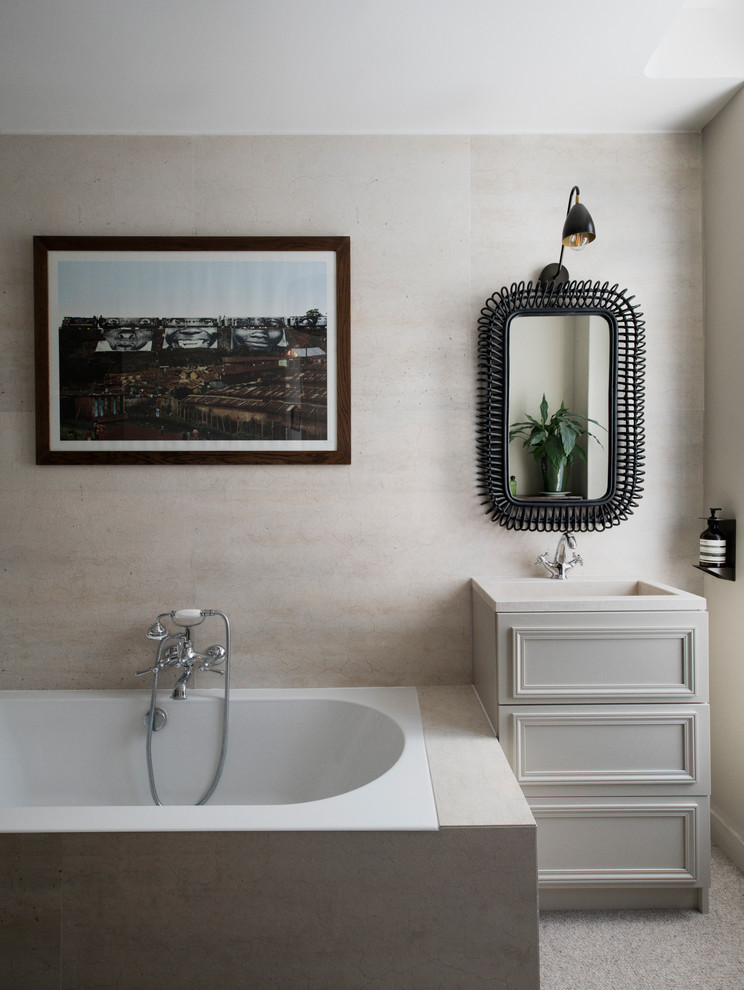 Foto på ett eklektiskt badrum, med luckor med infälld panel, beige skåp, ett platsbyggt badkar, beige kakel, beige väggar, ett konsol handfat och beiget golv