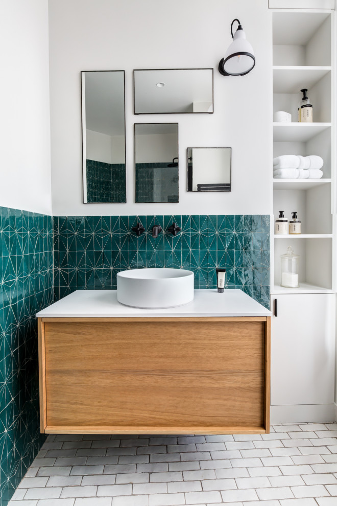 Aménagement d'une salle de bain contemporaine en bois brun pour enfant avec un placard à porte plane, un carrelage bleu, un mur blanc, une vasque, un sol blanc, un plan de toilette blanc et meuble-lavabo suspendu.