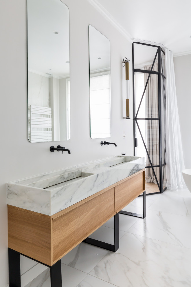 Imagen de cuarto de baño principal con encimera de mármol