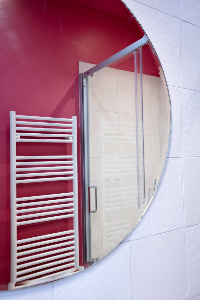 Пример оригинального дизайна: маленькая главная ванная комната в современном стиле с светлыми деревянными фасадами, душем в нише, белой плиткой, розовыми стенами, консольной раковиной, белым полом и душем с раздвижными дверями для на участке и в саду