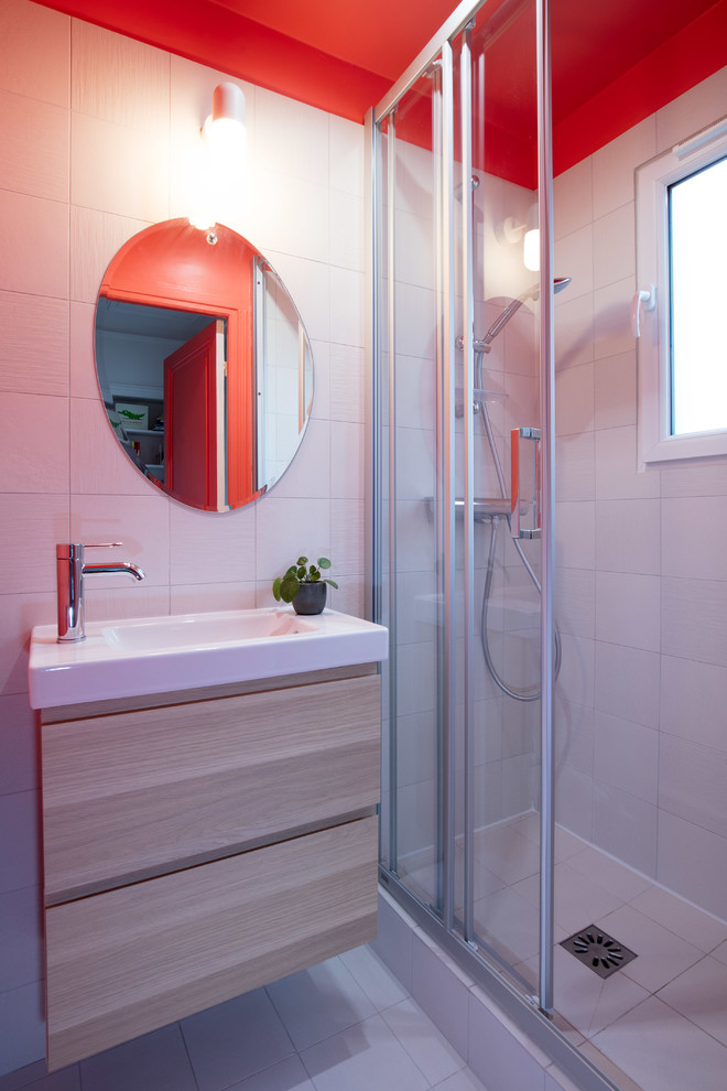Foto di una piccola stanza da bagno padronale design con ante in legno chiaro, doccia alcova, piastrelle bianche, pareti rosa, lavabo a consolle, pavimento bianco e porta doccia scorrevole