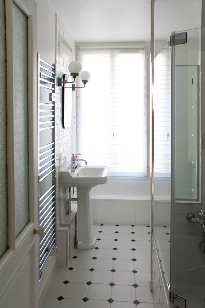 Foto di una stanza da bagno padronale chic di medie dimensioni con vasca sottopiano, piastrelle bianche, pareti bianche, pavimento con piastrelle in ceramica, lavabo a colonna, pavimento bianco e un lavabo