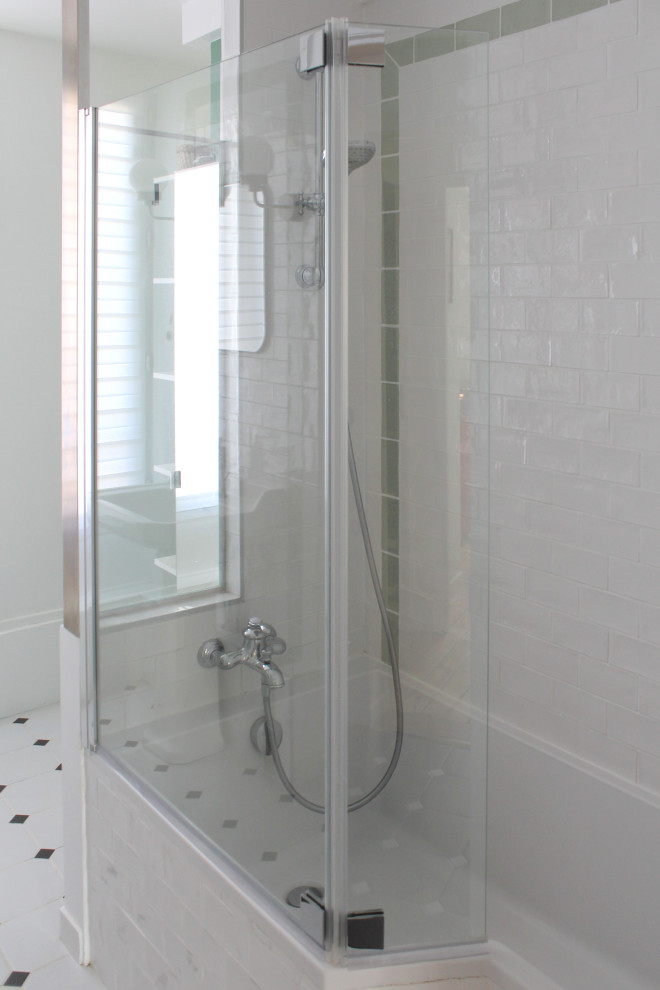 Foto di una stanza da bagno padronale chic di medie dimensioni con vasca sottopiano, piastrelle bianche, pareti bianche, pavimento con piastrelle in ceramica, lavabo a colonna, pavimento bianco e un lavabo