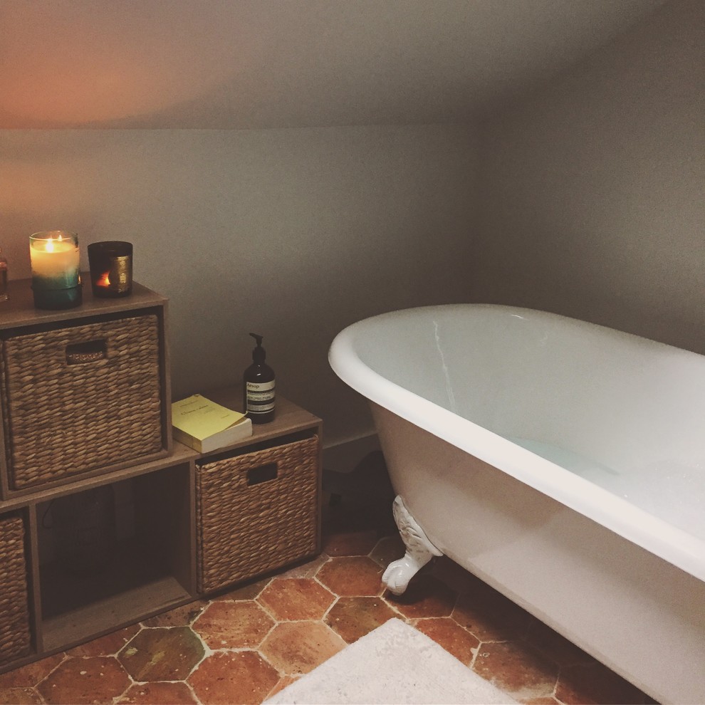 Idéer för att renovera ett mellanstort vintage en-suite badrum, med öppna hyllor, bruna skåp, ett badkar med tassar, en dusch/badkar-kombination, vita väggar, klinkergolv i terrakotta och orange golv