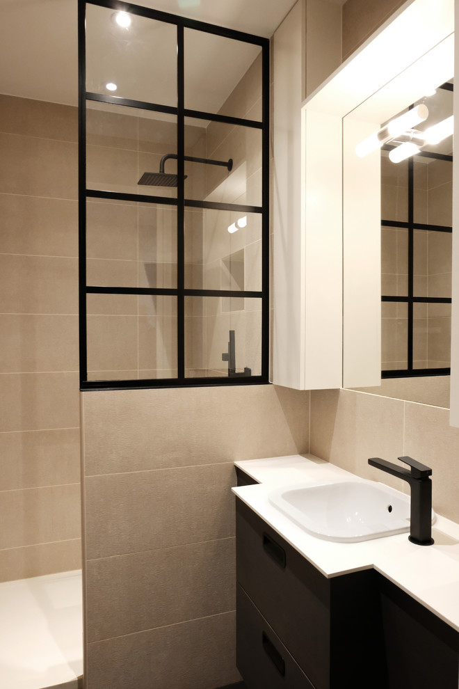 Пример оригинального дизайна: маленькая главная ванная комната в стиле лофт с темными деревянными фасадами, открытым душем, бежевой плиткой, керамической плиткой, бежевыми стенами, полом из цементной плитки, врезной раковиной, столешницей из ламината, черным полом, белой столешницей, фасадами с декоративным кантом, раздельным унитазом, открытым душем, тумбой под одну раковину и подвесной тумбой для на участке и в саду