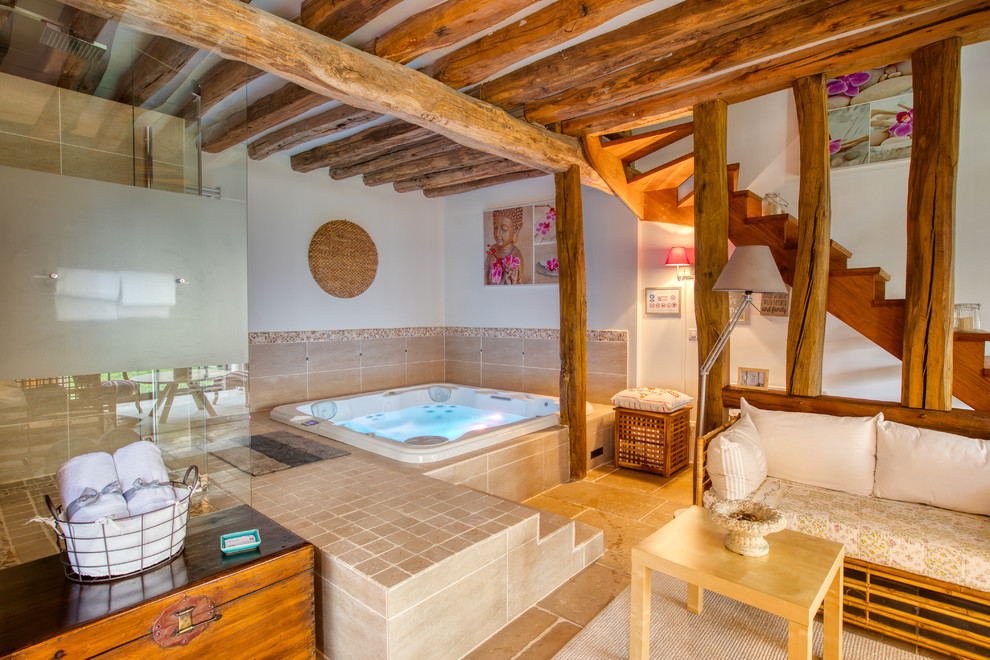 Idée de décoration pour une salle de bain champêtre avec un carrelage beige, un mur blanc et un sol marron.