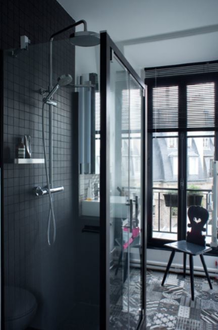 Kleines Eklektisches Duschbad mit Doppeldusche, schwarzen Fliesen, Einbauwaschbecken, Falttür-Duschabtrennung, schwarzer Waschtischplatte, schwarzer Wandfarbe und grauem Boden in Paris