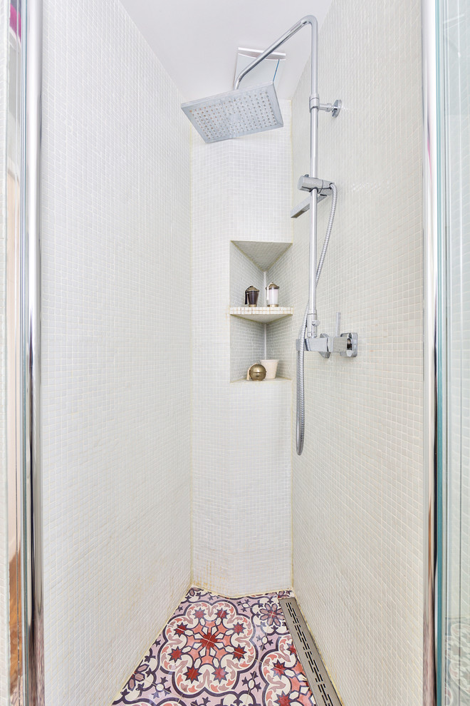 Idéer för att renovera ett litet funkis vit vitt en-suite badrum, med vit kakel, vita väggar, luckor med profilerade fronter, vita skåp, en dusch i en alkov, en vägghängd toalettstol, mosaik, cementgolv, ett konsol handfat, kaklad bänkskiva, lila golv och dusch med gångjärnsdörr