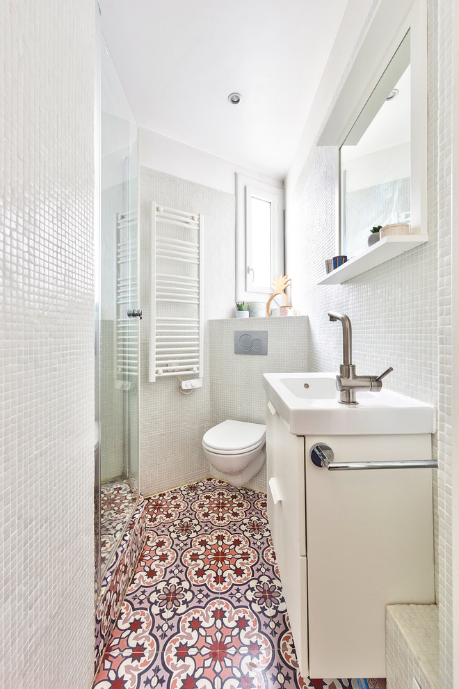 Пример оригинального дизайна: маленькая главная ванная комната в современном стиле с белой плиткой, белыми стенами, белой столешницей, фасадами с декоративным кантом, белыми фасадами, угловым душем, инсталляцией, плиткой мозаикой, полом из цементной плитки, консольной раковиной, столешницей из искусственного камня, розовым полом, душем с распашными дверями, тумбой под одну раковину и подвесной тумбой для на участке и в саду