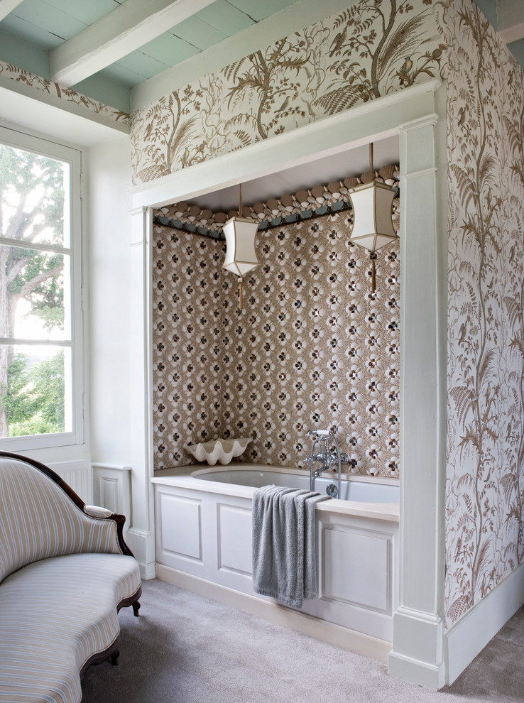 Ispirazione per una stanza da bagno padronale vittoriana di medie dimensioni con vasca sottopiano, piastrelle beige, piastrelle a mosaico e pareti multicolore