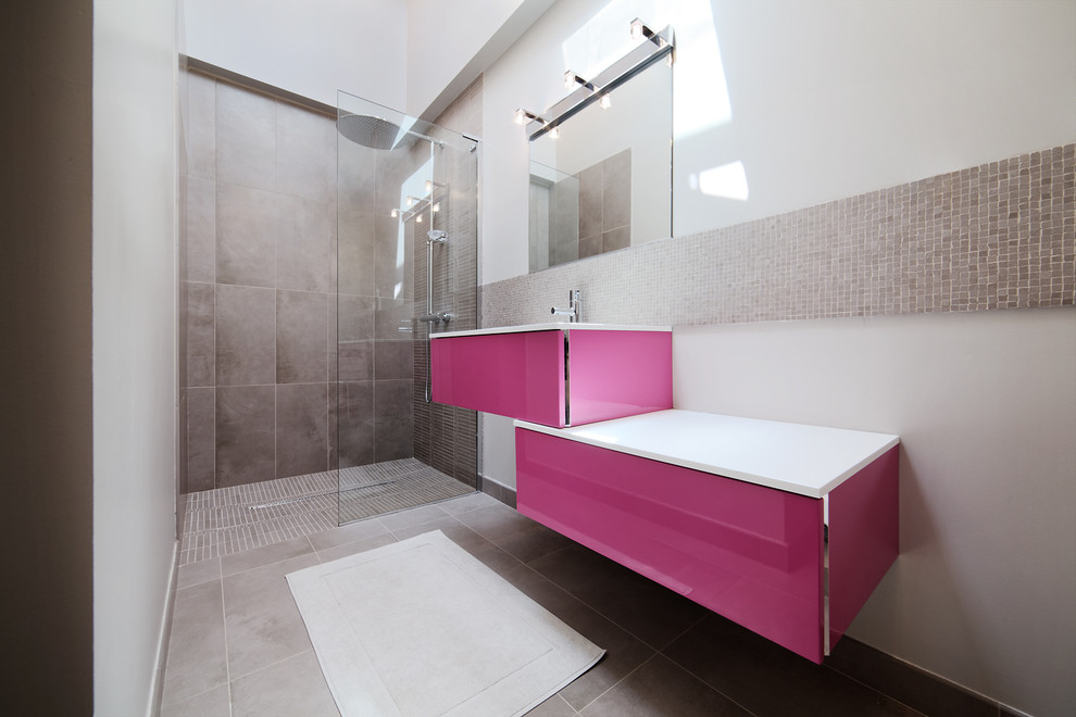 Exemple d'une salle d'eau tendance de taille moyenne avec mosaïque, un mur beige, un sol en carrelage de céramique, un lavabo suspendu, une douche à l'italienne, un carrelage gris et aucune cabine.