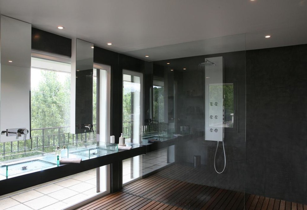 Modernes Duschbad mit Duschnische, schwarzer Wandfarbe, dunklem Holzboden, Aufsatzwaschbecken, braunem Boden und offener Dusche in Paris