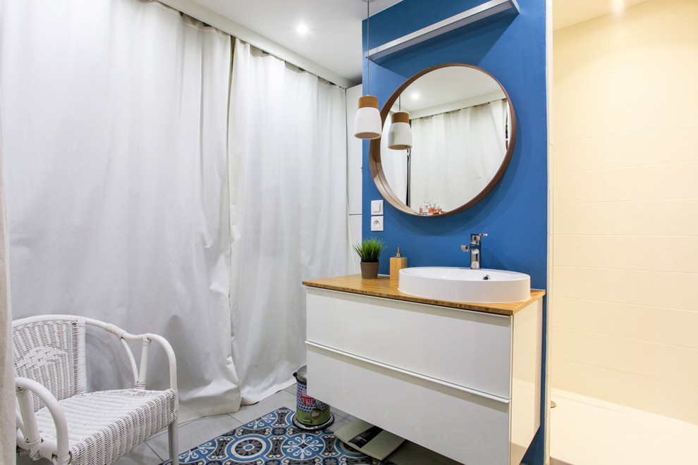 Cette photo montre une grande salle de bain principale scandinave avec un placard à porte plane, des portes de placard blanches, une douche à l'italienne, un carrelage blanc, des carreaux de céramique, un mur bleu, un sol en bois brun, un lavabo intégré, un plan de toilette en bois, un sol marron et un plan de toilette marron.