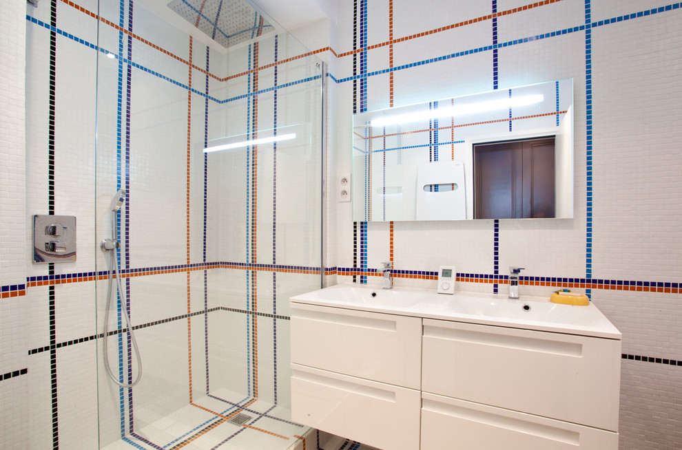Aménagement d'une douche en alcôve principale contemporaine de taille moyenne avec un carrelage multicolore, un mur multicolore et un lavabo intégré.