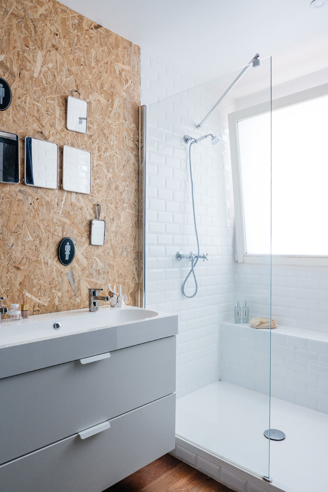 Modelo de cuarto de baño contemporáneo, pequeño, con baldosas y/o azulejos blancos, baldosas y/o azulejos de cemento, suelo de madera clara y aseo y ducha