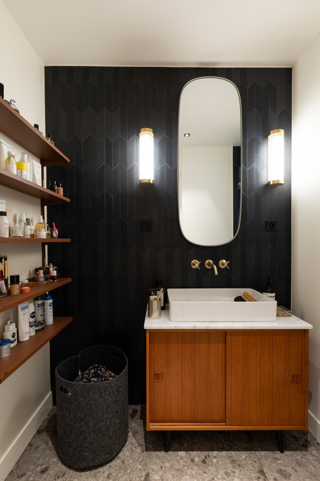 На фото: главная ванная комната среднего размера в современном стиле с синей плиткой, керамической плиткой, накладной раковиной и мраморной столешницей