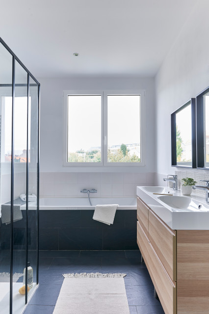 Fenêtre en pin blanc dans une salle de bain - Contemporary - Bathroom -  Paris - by Les fenêtres EBEN | Houzz IE