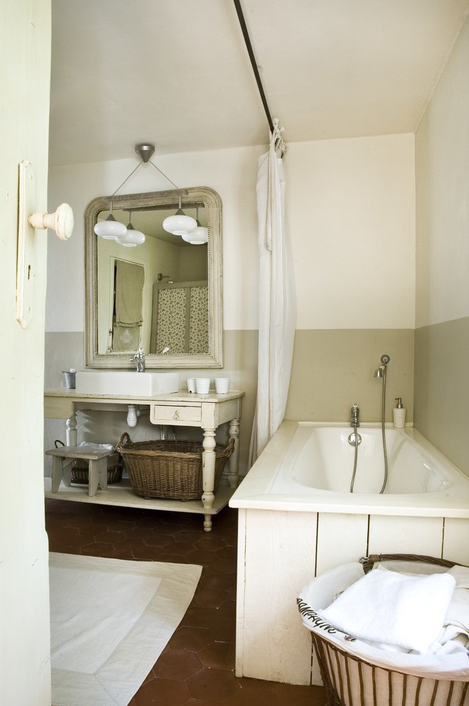 Inspiration for a farmhouse bathroom remodel in Reims