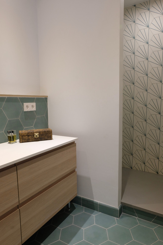 Exempel på ett modernt vit vitt en-suite badrum, med skåp i ljust trä, grön kakel, cementkakel, vita väggar, cementgolv, ett nedsänkt handfat, laminatbänkskiva och grönt golv