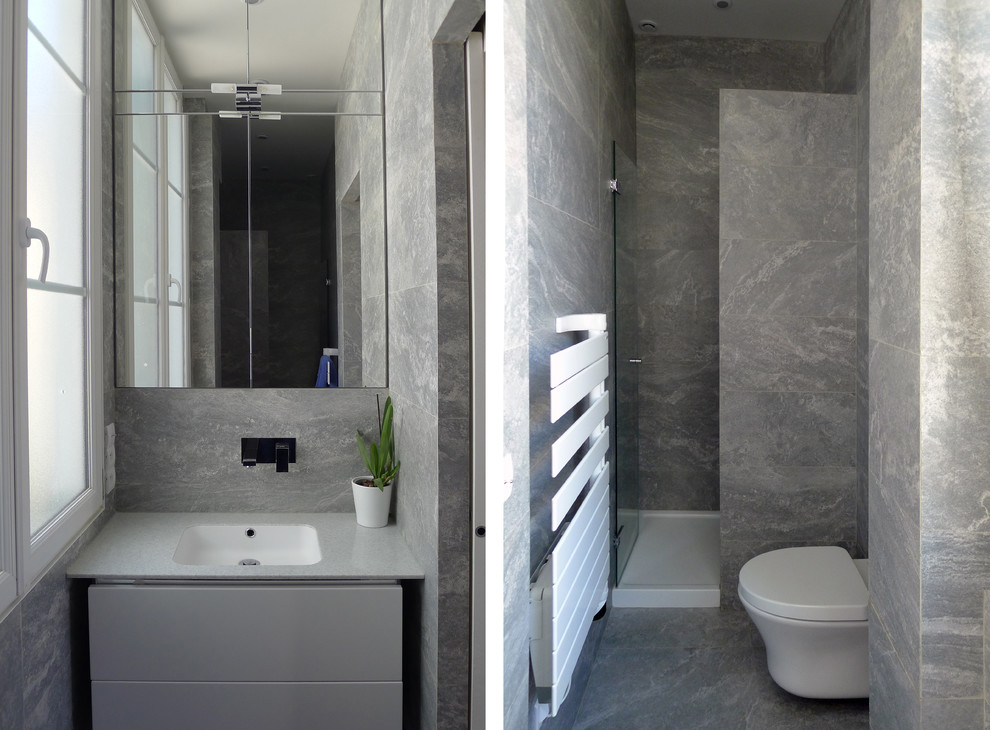 Aménagement d'une petite salle de bain principale contemporaine avec un plan vasque, une douche ouverte, WC suspendus, un carrelage gris, des carreaux de céramique, un mur gris et un sol en carrelage de céramique.