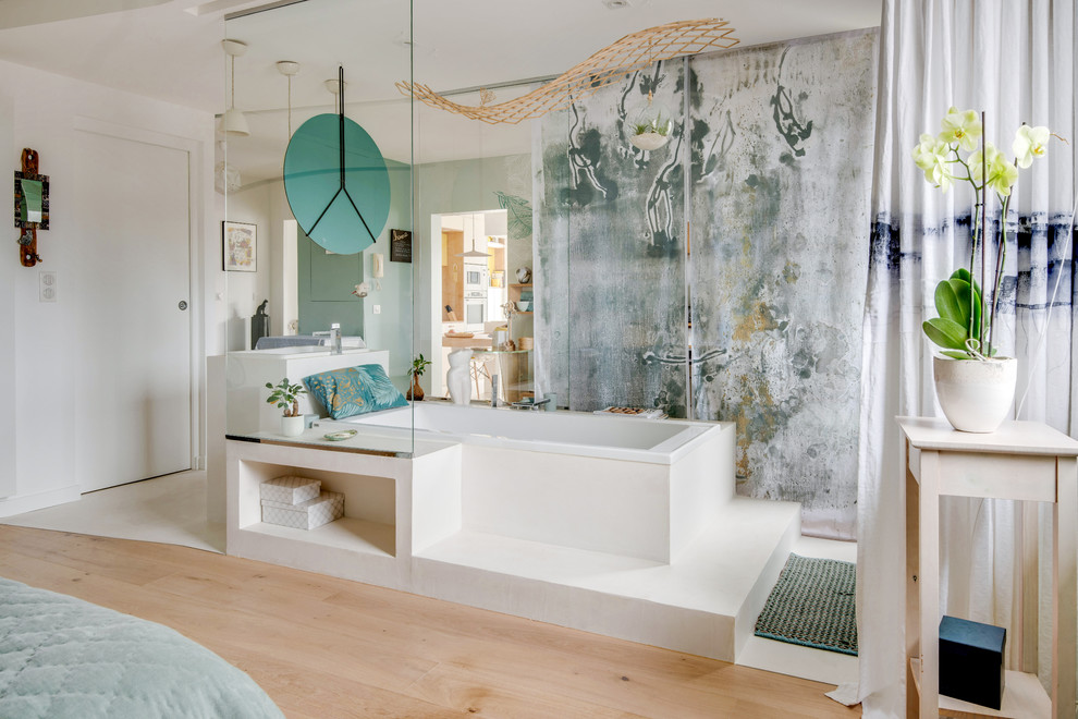 Großes Eklektisches Badezimmer En Suite mit weißem Boden und Einbaubadewanne in Le Havre