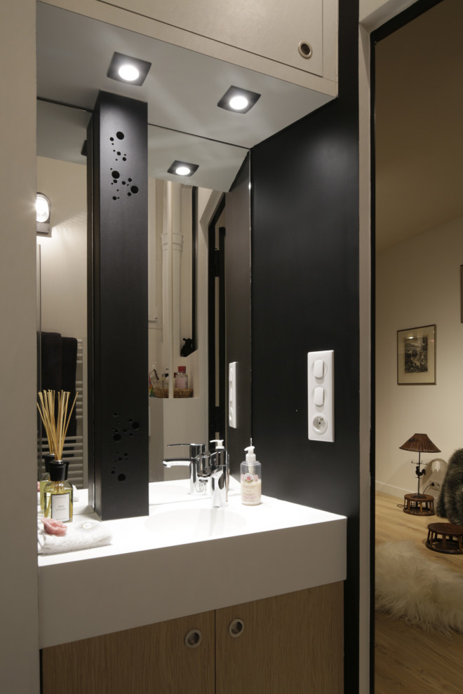 Пример оригинального дизайна: маленькая ванная комната в современном стиле с фасадами с декоративным кантом, белыми фасадами, душем без бортиков, инсталляцией, черной плиткой, зеркальной плиткой, черными стенами, полом из цементной плитки, подвесной раковиной, столешницей из искусственного камня, разноцветным полом, душем с распашными дверями, белой столешницей, сиденьем для душа, тумбой под одну раковину и подвесной тумбой для на участке и в саду