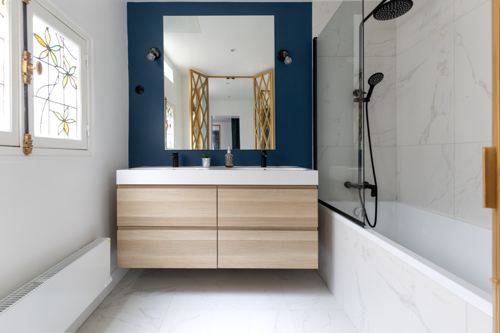 Exempel på ett litet modernt vit vitt en-suite badrum, med luckor med profilerade fronter, skåp i ljust trä, ett undermonterat badkar, våtrum, vit kakel, keramikplattor, vita väggar, klinkergolv i keramik, ett konsol handfat och vitt golv